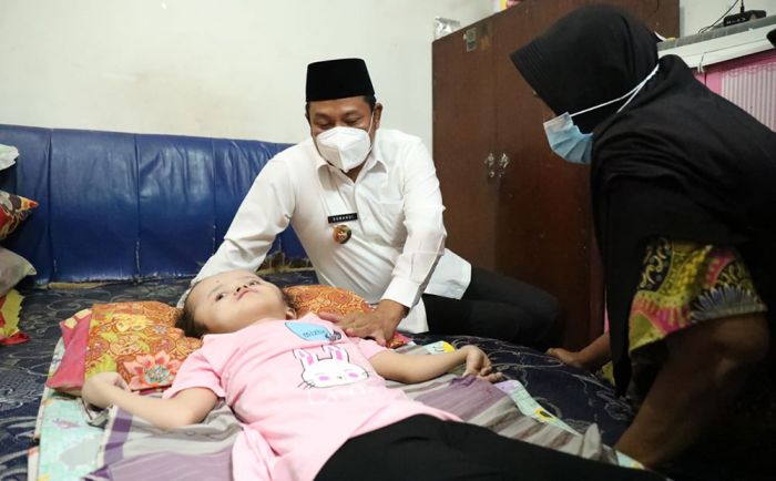 Disambangi Wabup Subandi, Rasya Penderita Hidrosefalus Segera Dirawat di RSUD Sidoarjo Disambangi Wabup Subandi, Rasya Penderita Hidrosefalus Segera Dirawat di RSUD Sidoarjo