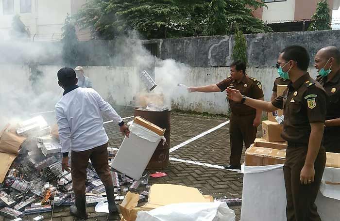Kejari Gresik Musnahkan BB Narkoba dan Ribuan Batang Rokok Ilegal Kejari Gresik Musnahkan BB Narkoba dan Ribuan Batang Rokok Ilegal