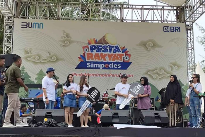 2 Nasabah BRI Tuban Terima Grandprize Mobil Undian Simpedes