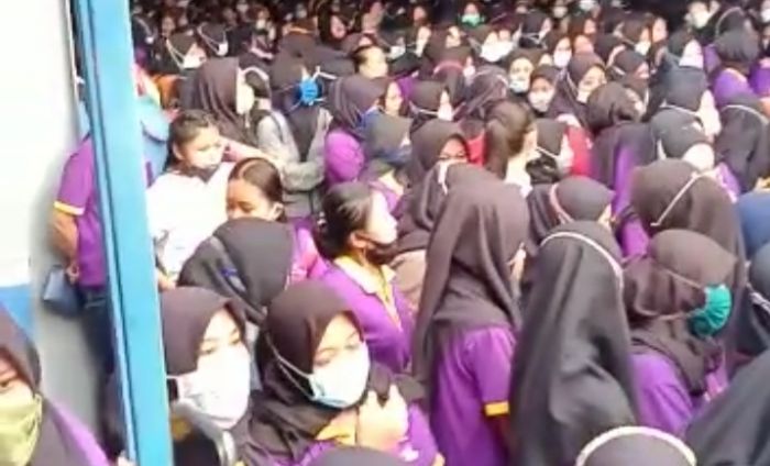 Gaji Belum Dibayar, Ratusan Buruh Pabrik Sepatu di Bojonegoro Mogok Kerja Gaji Belum Dibayar, Ratusan Buruh Pabrik Sepatu di Bojonegoro Mogok Kerja