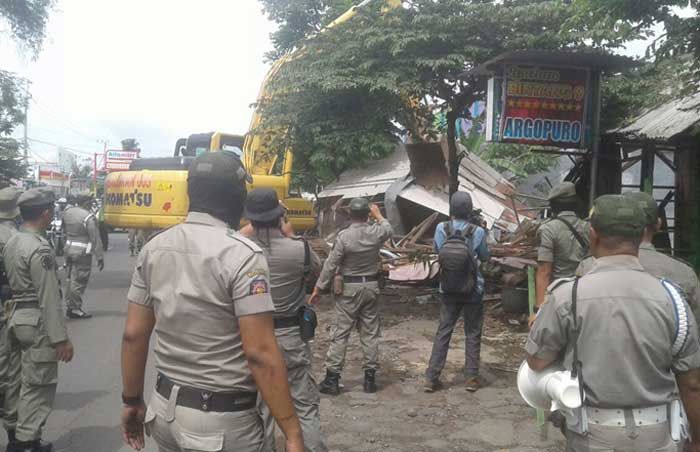 Tak Berizin, Warung Remang-remang di Besuki Situbondo Dibongkar Paksa Tak Berizin, Warung Remang-remang di Besuki Situbondo Dibongkar Paksa
