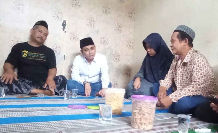 Gus Barra Kunjungi Keluarga Siswi SMPN 1 Kemlagi Mojokerto yang jadi Korban Pembunuhan Gus Barra Kunjungi Keluarga Siswi SMPN 1 Kemlagi Mojokerto yang jadi Korban Pembunuhan