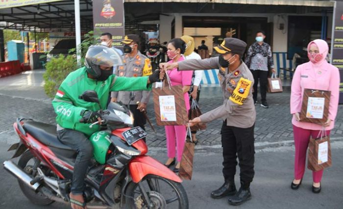 Peduli Terhadap Sesama, Kapolres Ngawi Bersama Bhayangkari Bagi-bagi Takjil Peduli Terhadap Sesama, Kapolres Ngawi Bersama Bhayangkari Bagi-bagi Takjil