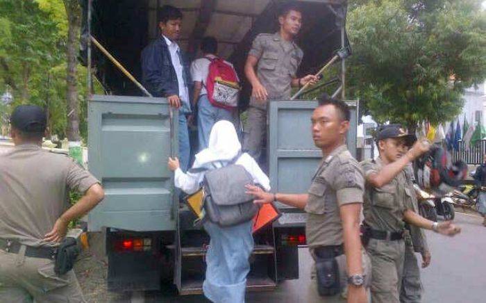 Nongkrong saat Jam Sekolah, 8 Pelajar di Tuban Digaruk Satpol PP Nongkrong saat Jam Sekolah, 8 Pelajar di Tuban Digaruk Satpol PP