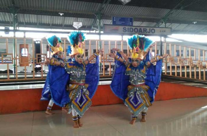 Lomba Tari Tradisional Bikin Penumpang di Stasiun Sidoarjo Terhibur