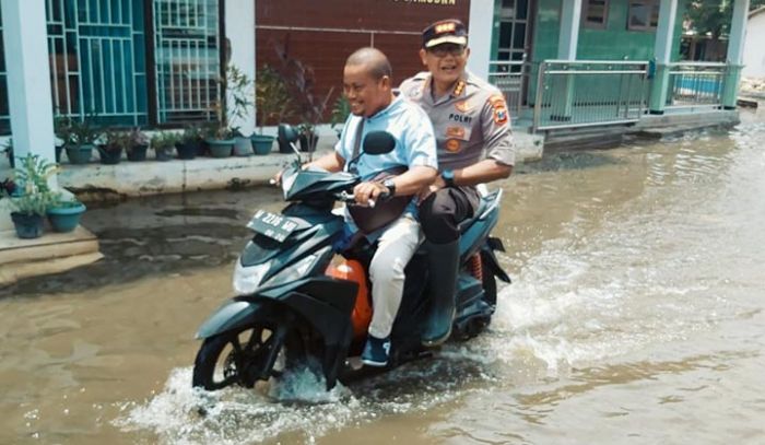Dibonceng Wartawan BANGSAONLINE.com, Kapolresta Sidoarjo Tinjau Banjir di Tanggulangin Dibonceng Wartawan BANGSAONLINE.com, Kapolresta Sidoarjo Tinjau Banjir di Tanggulangin