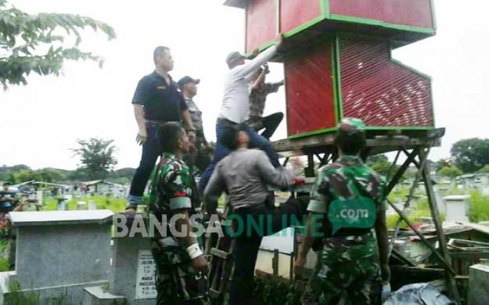 Makam Kembang Kuning jadi Area Judi Merpati, 6 Pegupon Dirobohkan dan Dibakar Petugas Gabungan Makam Kembang Kuning jadi Area Judi Merpati, 6 Pegupon Dirobohkan dan Dibakar Petugas Gabungan