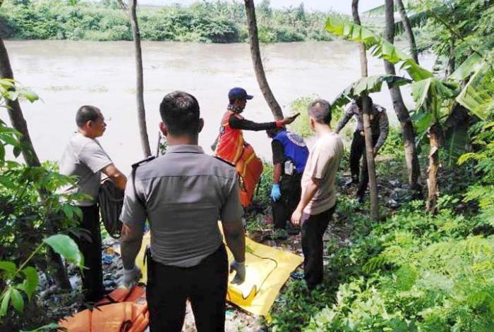 Mayat Pria Tanpa Busana Mengambang di Sungai Porong Sidoarjo Mayat Pria Tanpa Busana Mengambang di Sungai Porong Sidoarjo