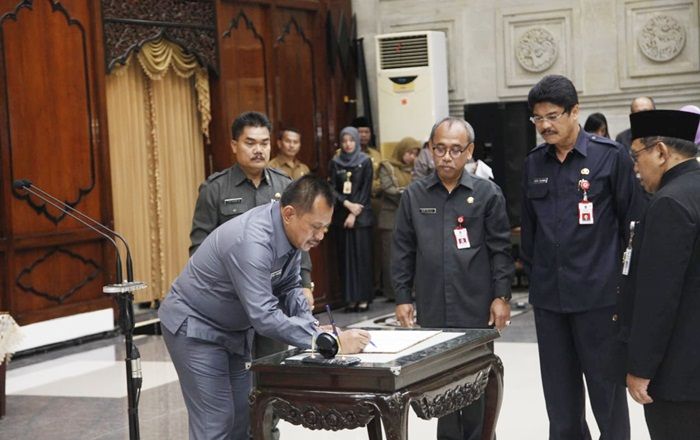 Sekdaprov Jatim Serahkan SK Jabatan Fungsional Jenjang Utama Sekdaprov Jatim Serahkan SK Jabatan Fungsional Jenjang Utama
