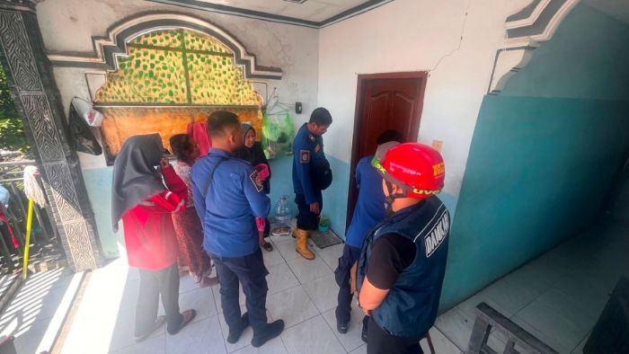 Evakuasi Bocah 2 Tahun Terkunci di Kos Selama Dua Jam, Damkar Gresik Turun Tangan