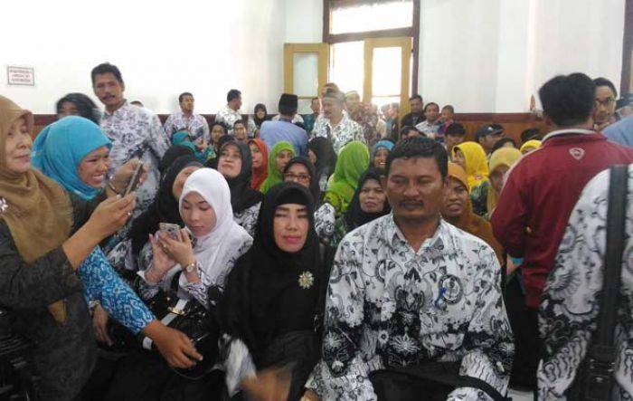 Ratusan Guru PGRI Padati PN Sidoarjo, Tuntut Temannya Dibebaskan Ratusan Guru PGRI Padati PN Sidoarjo, Tuntut Temannya Dibebaskan