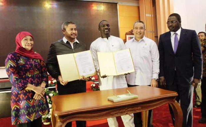 Gandeng Musisi Internasional Akon, Mensos Target Terangi 500 Rumah di Daerah Terpencil Gandeng Musisi Internasional Akon, Mensos Target Terangi 500 Rumah di Daerah Terpencil
