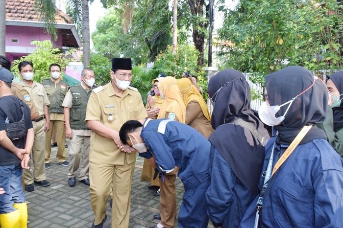 Wabup Lamongan Berangkatkan 74 Vaksinator PMK, Targetkan 7.000 Dosis Vaksin Wabup Lamongan Berangkatkan 74 Vaksinator PMK, Targetkan 7.000 Dosis Vaksin