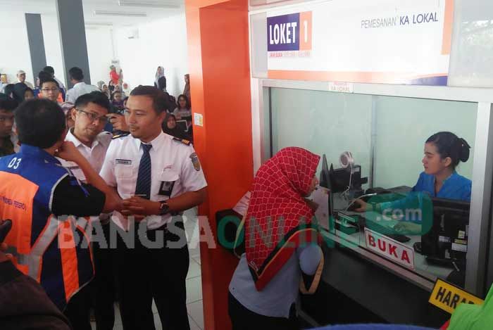 Calon Penumpang Membludak, Stasiun Blitar Harus Sediakan Loket Tambahan Calon Penumpang Membludak, Stasiun Blitar Harus Sediakan Loket Tambahan