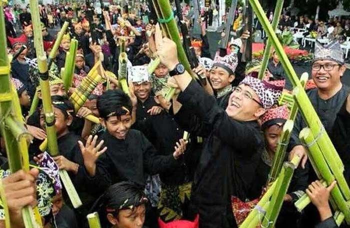 Bupati Banyuwangi Perang-perangan Senapan Pelepah Pisang dengan 5.000 Anak SD Bupati Banyuwangi Perang-perangan Senapan Pelepah Pisang dengan 5.000 Anak SD