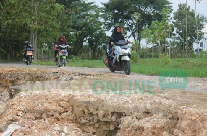 Tak Kunjung Dibenahi, Kerusakan Jalan Poros Senori-Singgahan Kian Parah Tak Kunjung Dibenahi, Kerusakan Jalan Poros Senori-Singgahan Kian Parah