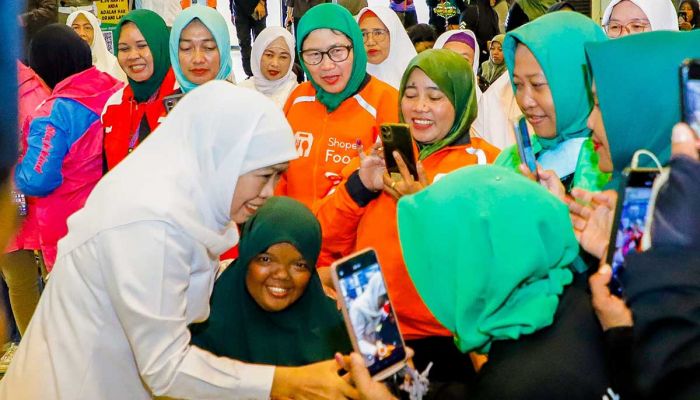 Gubernur Khofifah Berbagi Kebahagiaan Jelang Ramadhan dengan Bunda Ojol dan Jamaah di Surabaya