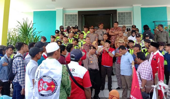 Demo Dinkes Bangkalan, Puluhan Warga Pertanyakan 42 Ribu PBID Nonaktif