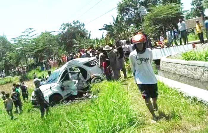 Toyota Rush Dihantam KA di Perlintasan Tanpa Palang Pintu Desa Sedarum