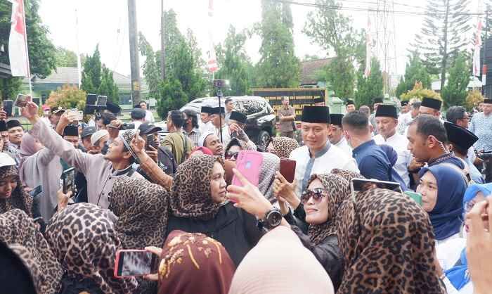 Dapat Hadiah Peci NU, AHY Didoakan Lewat Pantun Jadi Cawapres Dapat Hadiah Peci NU, AHY Didoakan Lewat Pantun Jadi Cawapres