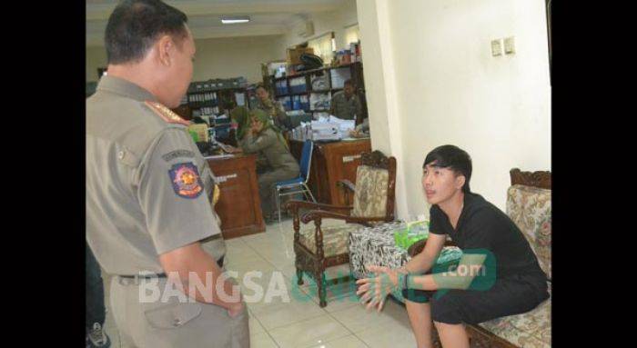 Oknum Mahasiswa Digaruk Satpol PP Tuban saat Berduaan di Kos Bersama Model Fotografer Oknum Mahasiswa Digaruk Satpol PP Tuban saat Berduaan di Kos Bersama Model Fotografer