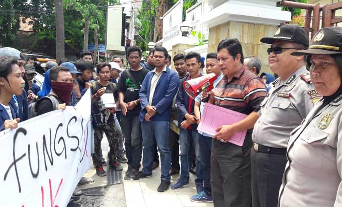 Tuntut Pemerintah Perhatikan Pemuda, Mahasiswa Demo DPRD Gresik Tuntut Pemerintah Perhatikan Pemuda, Mahasiswa Demo DPRD Gresik