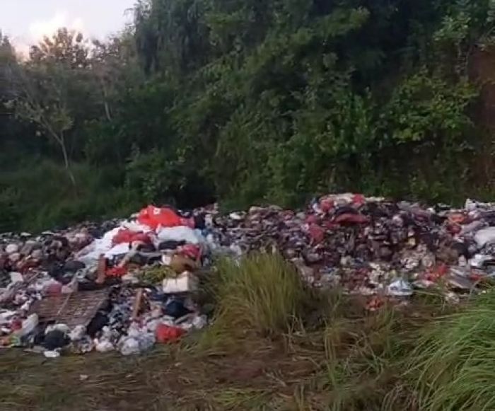 Pembuangan Sampah di Lahan Islamic Science Park Bangkalan Picu Protes Warga