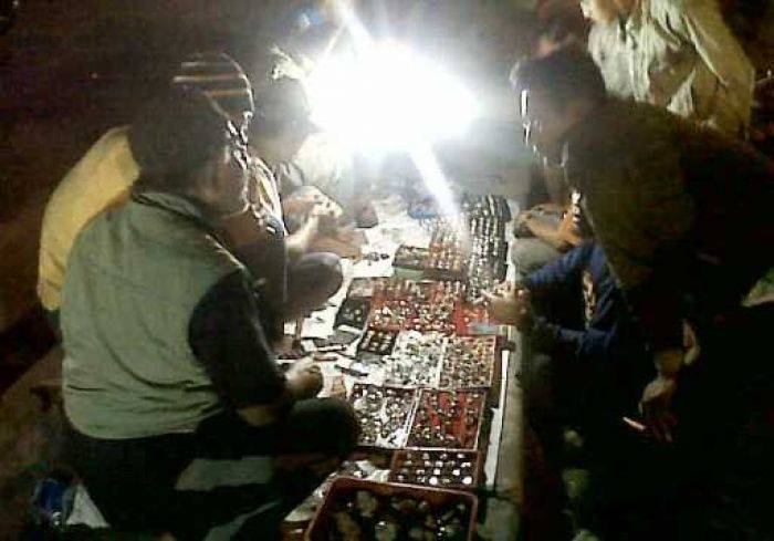 PKL Batu Akik Mulai Menjamur di Sidoarjo PKL Batu Akik Mulai Menjamur di Sidoarjo