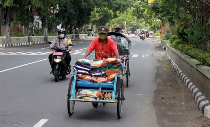 Agar Tak Nganggur, Wali Kota Kediri Berdayakan Tukang Becak untuk Salurkan Kartu Sahabat dan Sembako