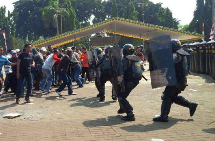 Cegah Pilkada Rusuh, Petugas Gabungan di Tuban Gelar Simulasi