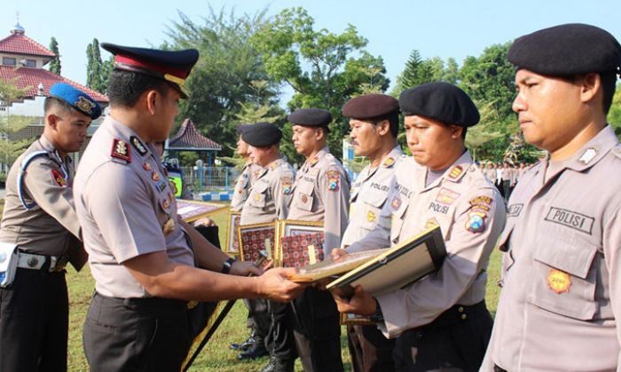Kapolres Bangkalan Beri Penghargaan kepada Polsek Berprestasi Kapolres Bangkalan Beri Penghargaan kepada Polsek Berprestasi