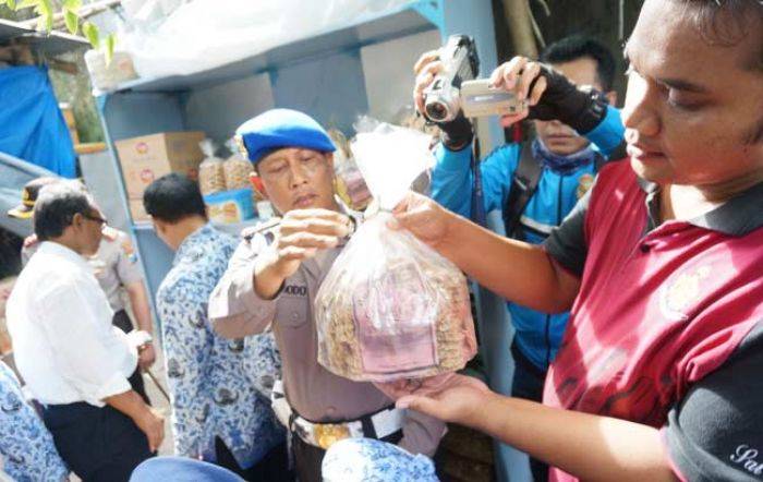 Petugas Gabungan di Jombang Sita Belasan Mamin Tak Layak Konsumsi