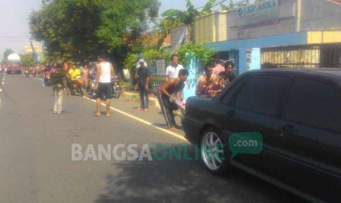 Kecelakaan Maut di Raya Jombang-Surabaya: Sedan Tabrak Pengendara Motor, Satu Tewas Kecelakaan Maut di Raya Jombang-Surabaya: Sedan Tabrak Pengendara Motor, Satu Tewas