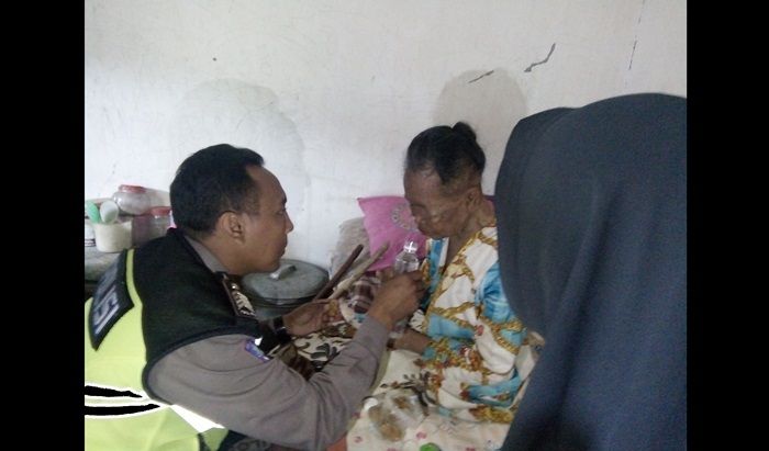 Peduli Warga Miskin, Bhabinkamtibmas Kedungpring Lamongan Ini Relakan Honornya Peduli Warga Miskin, Bhabinkamtibmas Kedungpring Lamongan Ini Relakan Honornya