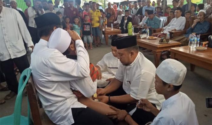 Isak Tangis Warnai Sunatan Massal Haul Agung Asmoroqondi Tuban Isak Tangis Warnai Sunatan Massal Haul Agung Asmoroqondi Tuban