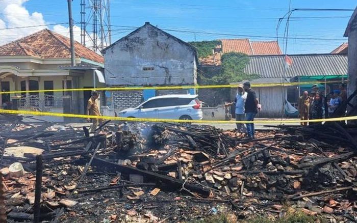 Diduga Korsleting Listrik, Gudang Penyimpanan Ikan di Sumenep Terbakar Diduga Korsleting Listrik, Gudang Penyimpanan Ikan di Sumenep Terbakar