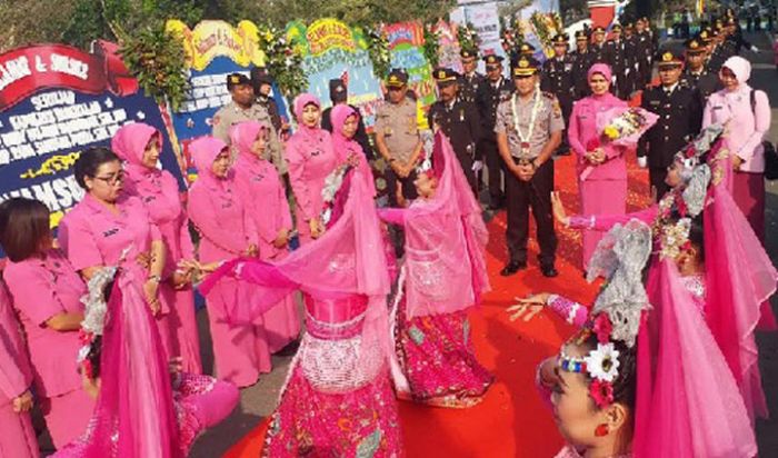 Prosesi Pedang Pora Sambut Kapolres Bangkalan AKBP Rama Prosesi Pedang Pora Sambut Kapolres Bangkalan AKBP Rama
