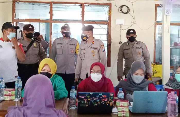 Polsek Padas Pantau Vaksinasi Warga Desa Tawun Ngawi Polsek Padas Pantau Vaksinasi Warga Desa Tawun Ngawi