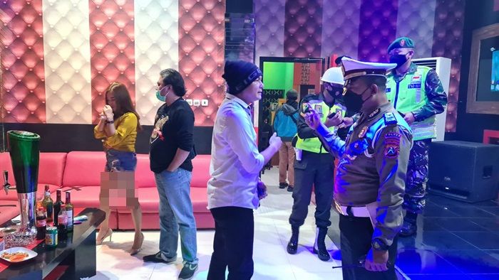 Langgar Jam Malam, Pengunjung 5 Tempat Karaoke di Kota Blitar Dibubarkan Satgas Covid-19 Langgar Jam Malam, Pengunjung 5 Tempat Karaoke di Kota Blitar Dibubarkan Satgas Covid-19