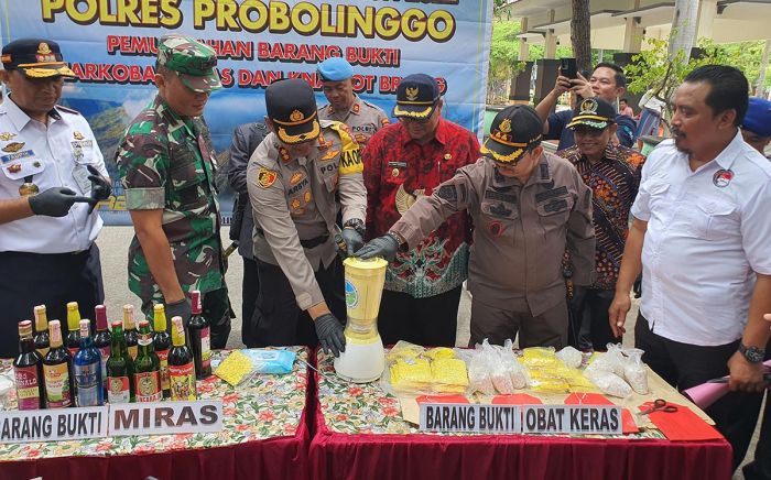 Jelang Nataru, Polres Probolinggo Musnahkan BB Ribuan Miras dan Pil Okerbaya 