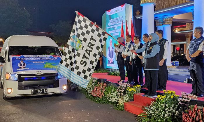 Gubernur Khofifah Lepas Tim Yankes Bergerak ke Pulau Kangean, Bakal Tangani 720 Kasus Kesehatan Gubernur Khofifah Lepas Tim Yankes Bergerak ke Pulau Kangean, Bakal Tangani 720 Kasus Kesehatan