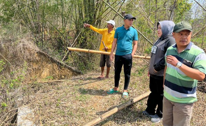 Dewan dan DPUPR Sampang Cek Kerusakan Embung di Kedungdung, Perbaikan Belum Bisa Dipastikan Dewan dan DPUPR Sampang Cek Kerusakan Embung di Kedungdung, Perbaikan Belum Bisa Dipastikan