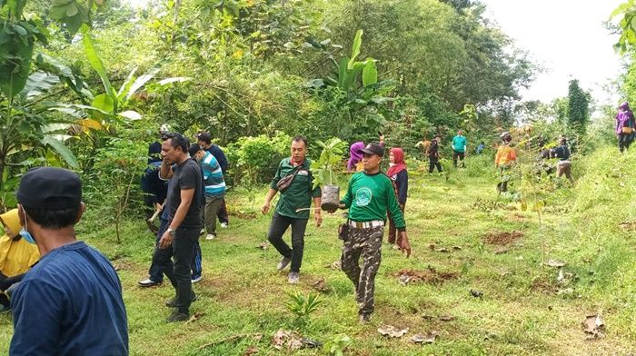 Peringati Hari Bumi, Kesbangpol dan Parpol di Trenggalek Tanam Pohon di Areal Makam Kanjeng Jimat Peringati Hari Bumi, Kesbangpol dan Parpol di Trenggalek Tanam Pohon di Areal Makam Kanjeng Jimat