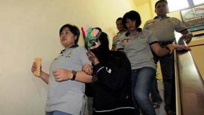Polisi Bongkar Prostitusi Online di Surabaya, Kali Ini Dikendalikan Pekerja Salon Polisi Bongkar Prostitusi Online di Surabaya, Kali Ini Dikendalikan Pekerja Salon