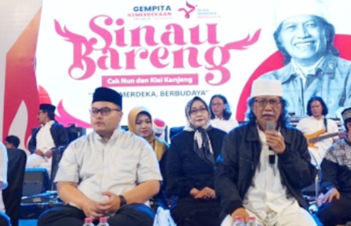Gelar Sinau Bareng, Dhito dan Cak Nun Ajak Masyarakat Kediri Refleksi Kemerdekaan RI Gelar Sinau Bareng, Dhito dan Cak Nun Ajak Masyarakat Kediri Refleksi Kemerdekaan RI