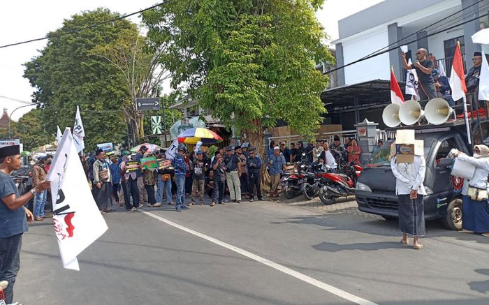 Desak Pertanggungjawaban Dana Covid Rp107 M, Massa Gelar Aksi di Polres, Kejari, dan DPRD Jember Desak Pertanggungjawaban Dana Covid Rp107 M, Massa Gelar Aksi di Polres, Kejari, dan DPRD Jember