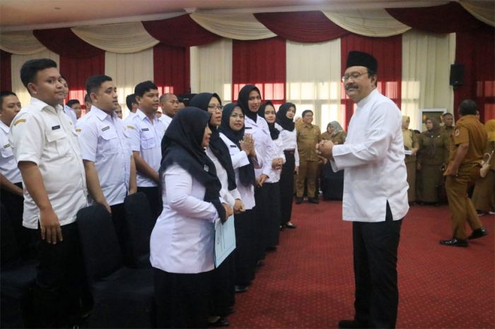 Serahkan SK Pengangkatan PPPK Tenaga Teknis dan Guru, Gus Ipul: Wujudkan Kinerja yang Berdampak Serahkan SK Pengangkatan PPPK Tenaga Teknis dan Guru, Gus Ipul: Wujudkan Kinerja yang Berdampak
