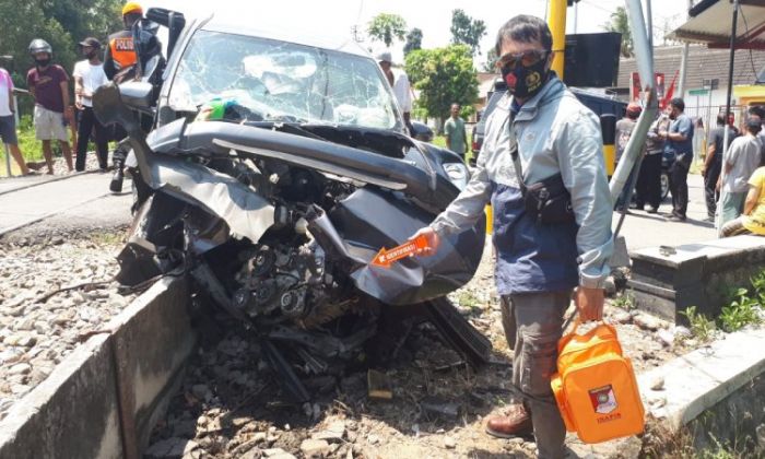 Minibus Tertabrak KA Matarmaja di Perlintasan Tanpa Palang Pintu di Kota Blitar, 1 Orang Kritis Minibus Tertabrak KA Matarmaja di Perlintasan Tanpa Palang Pintu di Kota Blitar, 1 Orang Kritis