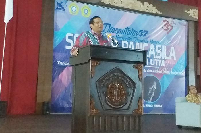 Isi Kuliah Umum di Dies Natalis FH UTM, Mahfud MD Paparkan Dua Fungsi Pancasila Isi Kuliah Umum di Dies Natalis FH UTM, Mahfud MD Paparkan Dua Fungsi Pancasila