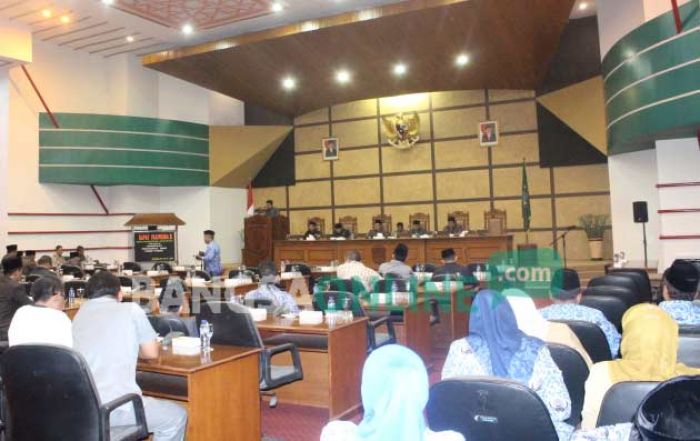 Paripurna PU 4 Raperda, Fraksi-fraksi Minta Implementasi Perda untuk Perbaikan Pelayanan Paripurna PU 4 Raperda, Fraksi-fraksi Minta Implementasi Perda untuk Perbaikan Pelayanan